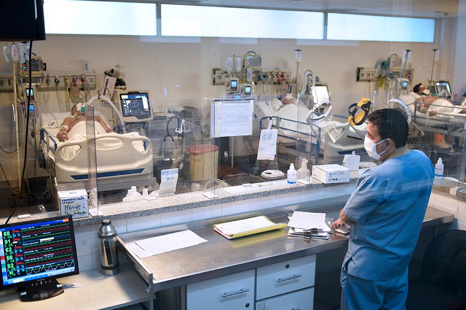 La estadía de pacientes en terapia intensiva se prolonga.