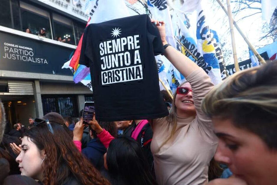 Convocatoria popular en Plaza de Mayo. A las 14, militantes, sindicatos y organizaciones sociales se reúnen para respaldar a Cristina Kirchner y repudiar la proscripción judicial.