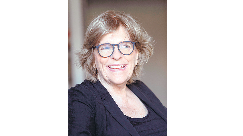 Tena pasó su infancia entre Madrid, Dublín y Montevideo.