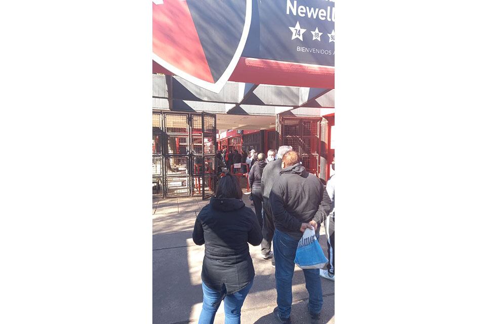 Largas colas hubo ayer en el estadio.