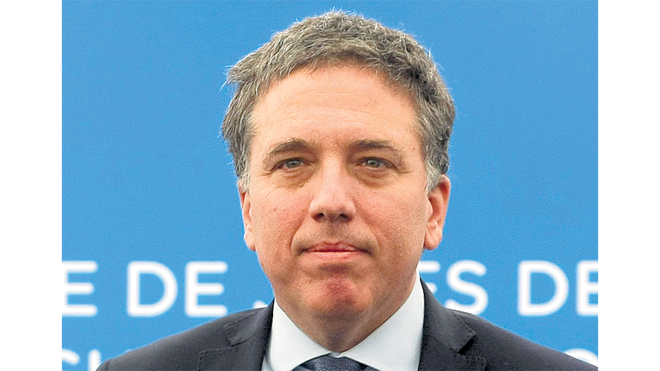 Nicolás Dujovne hace las cuentas del ajuste fiscal.