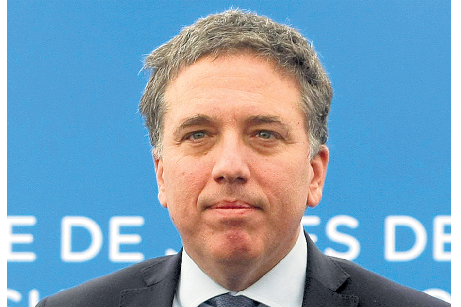 Nicolás Dujovne hace las cuentas del ajuste fiscal.