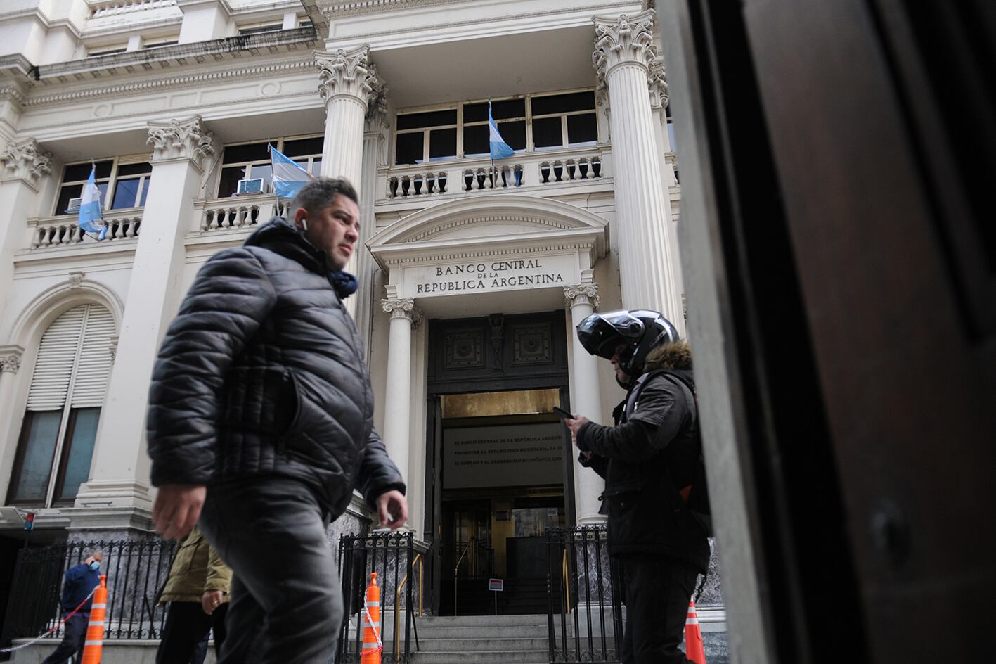 Se observa que la tasa de interés y la inflación se refuerzan mutuamente.