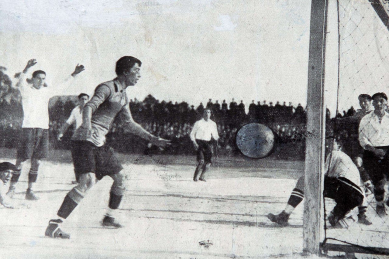 La pelota a punto de ingresar al arco en uno de los partidos de la gira.