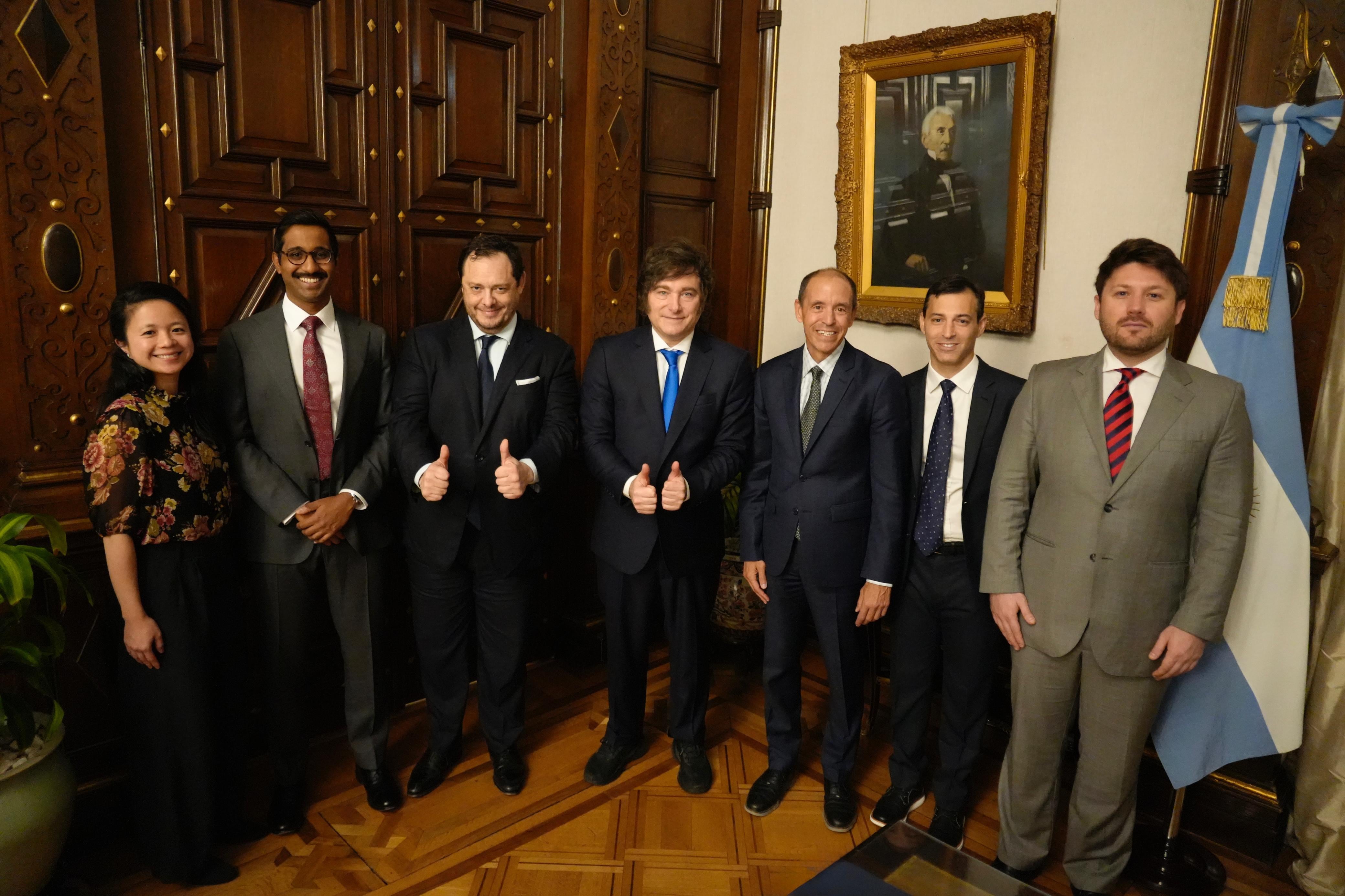 El presidente Milei cuando anunció la megainversión que día a día pierde peso.