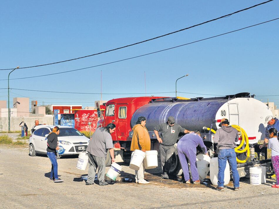 El agua potable se reparte en camiones porque las potabilizadoras no pueden filtrar el agua de los ríos.