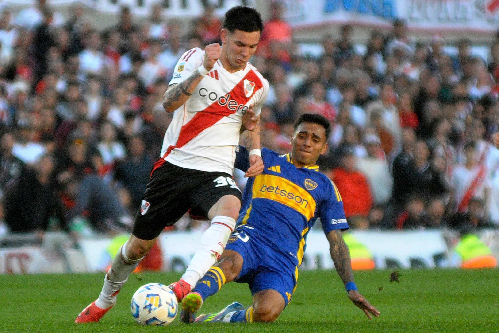 Mastantuono contra Milton Delgado, duelo de juveniles.