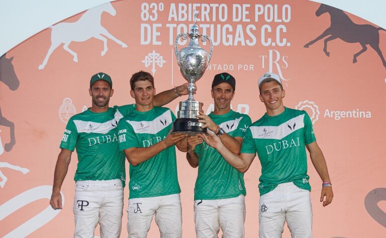 Los jugadores de La Natividad con la Copa