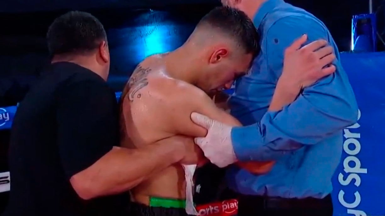 Hugo Santillán tuvo que ser atendido en el mismo ring tras su pelea del sábado ante Eduardo Abreu.