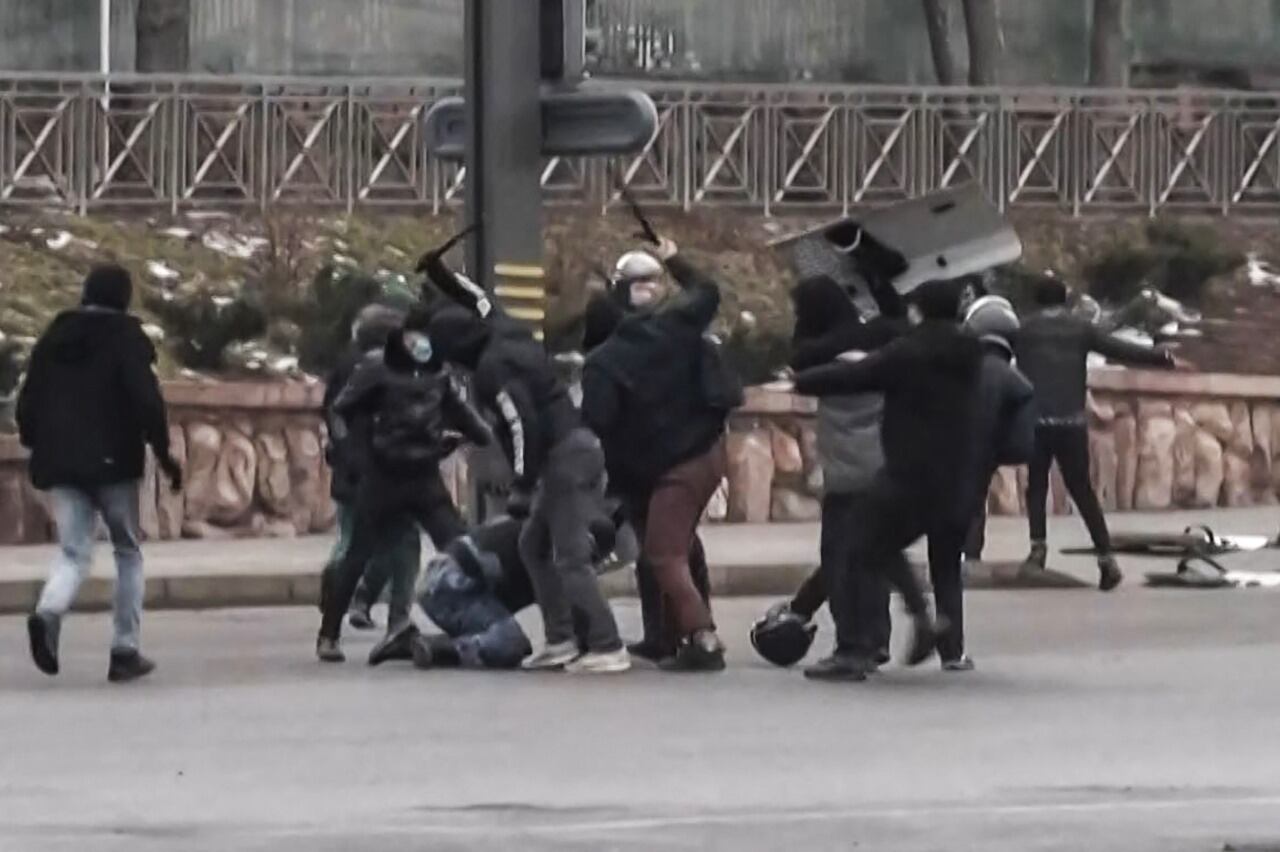 Policías reprimen a manifestantes en Almaty, la ciudad más poblada de Kazajistán