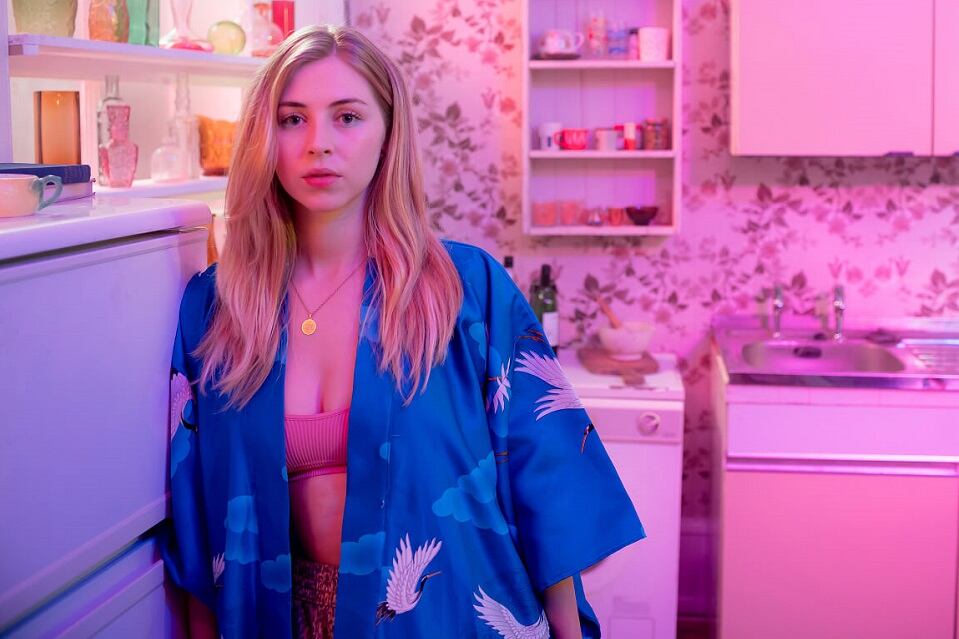 Freddy se cruza pronto con Baba, y en una ambigua y delirante relación, juntos zafarán de los agentes Franks y Mendy.