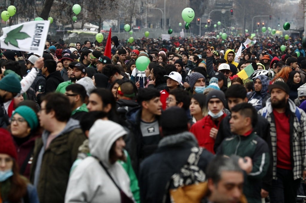 La actual ley antidrogas de Chile establece que el consumo, cultivo y venta de cannabis está prohibido por ley y constituye una falta. Foto: AFP.  