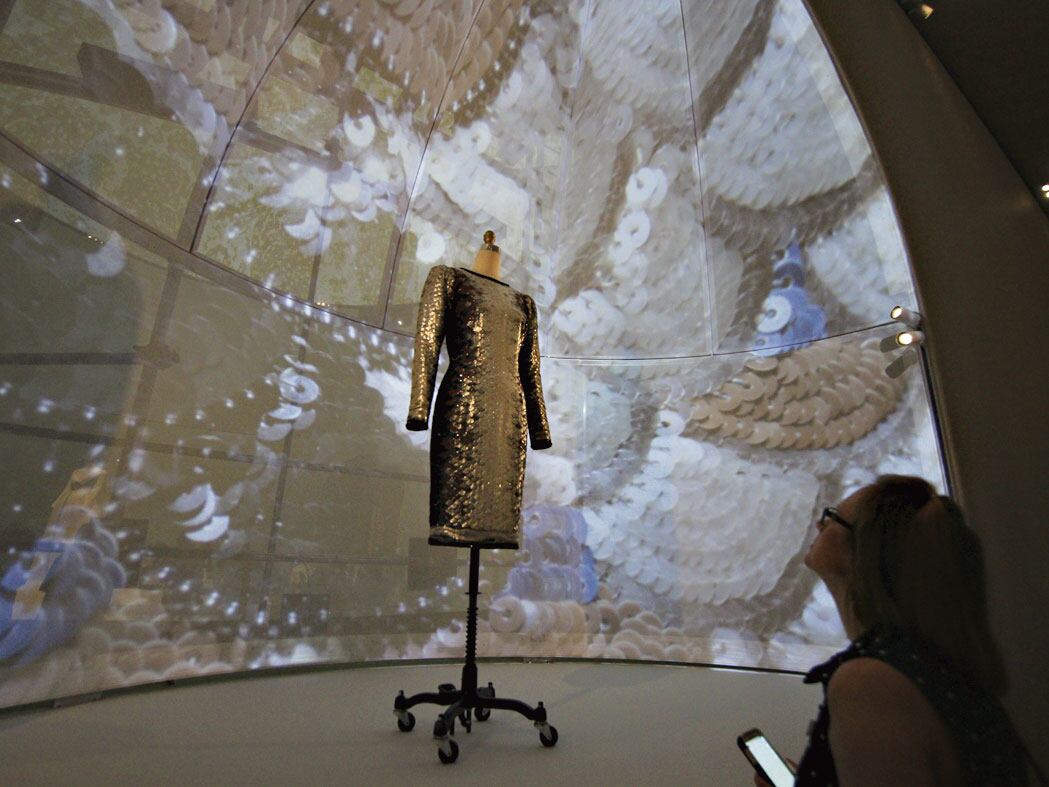 Celular en mano, los visitantes del Costume Institute exploran lo mejor de la historia de la moda.