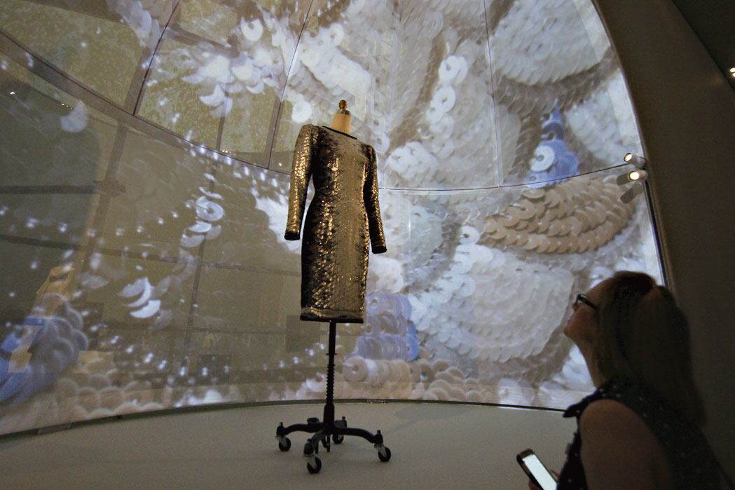 Celular en mano, los visitantes del Costume Institute exploran lo mejor de la historia de la moda.