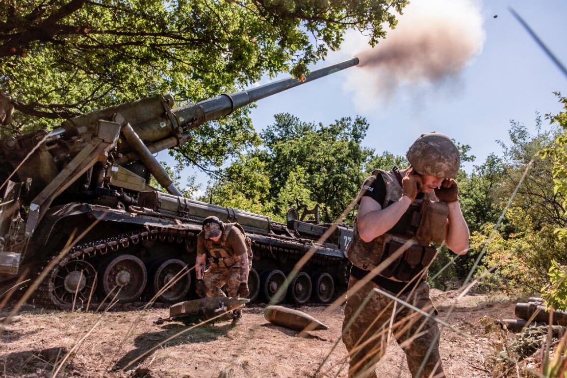 Militares ucranianos disparan contra posiciones rusas.