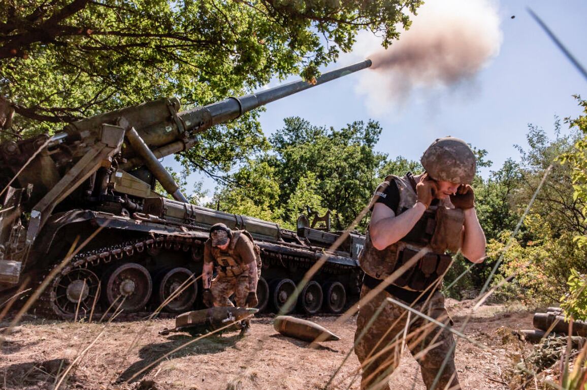Militares ucranianos disparan contra posiciones rusas.