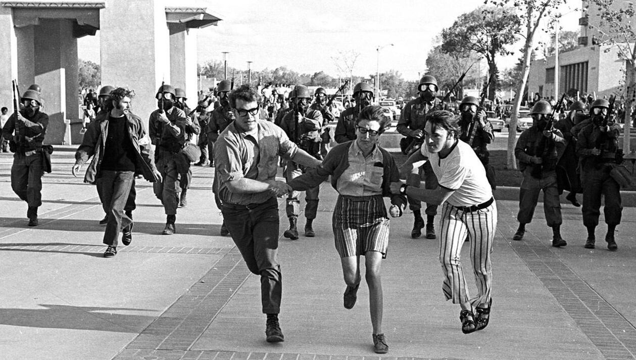 El fondo del aire es rojo, dirigido por Chris Marker, en 1977. 