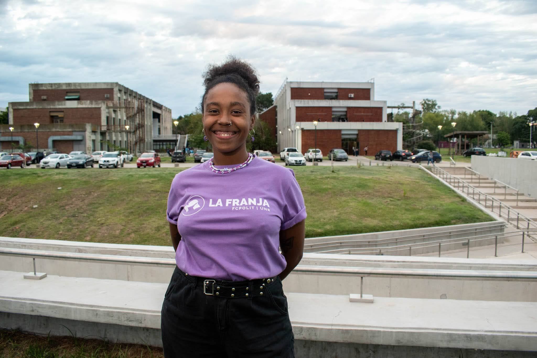 Flor del Alba Cruz Valdez posa en su facultad, en la Ciudad Universitaria de Rosario.