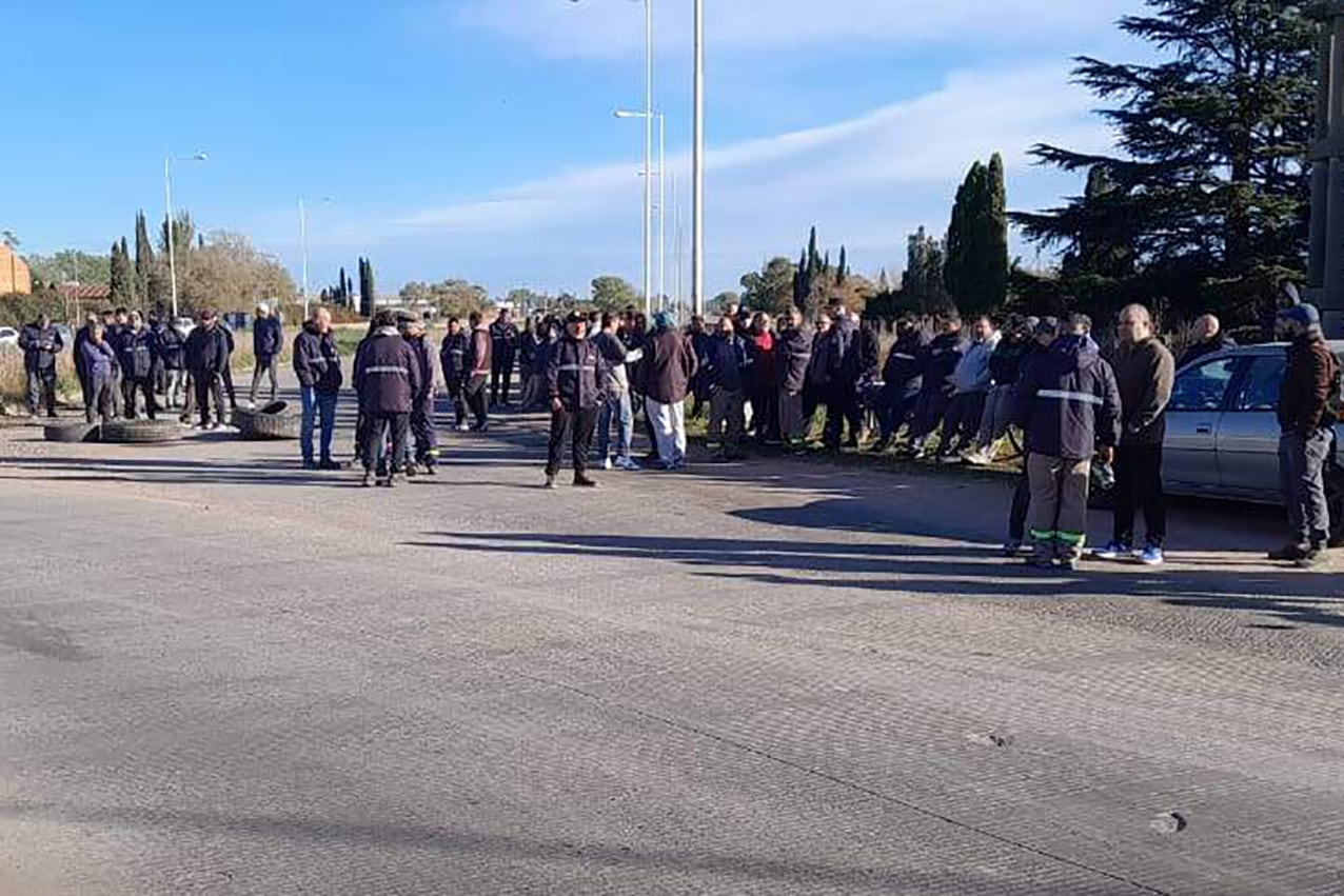Los trabajadores de Cerro Negro cortaron la Ruta Nacional 226. 