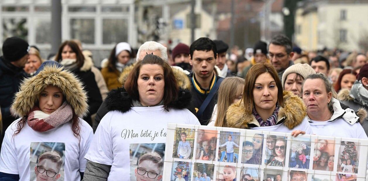 Severine (segunda a la izquierda), madre de Lucas, familiares y allegados en una concentración de homenaje al adolescente tras su suicidio.