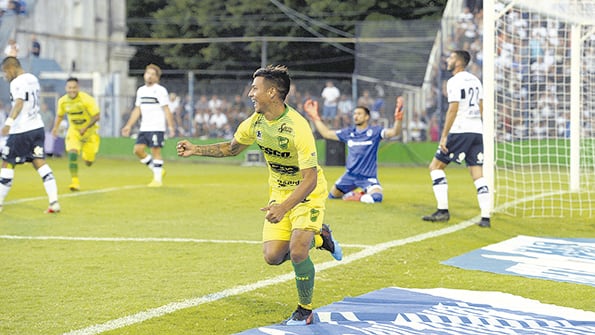 Blanco festeja el 1-0, marcado por Guanini en contra de su arco.