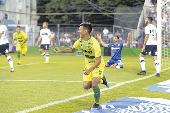 Blanco festeja el 1-0, marcado por Guanini en contra de su arco.
