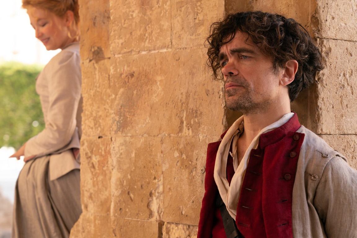 Dinklage en "Cyrano", la película de Joe Wright donde además se anima a cantar.