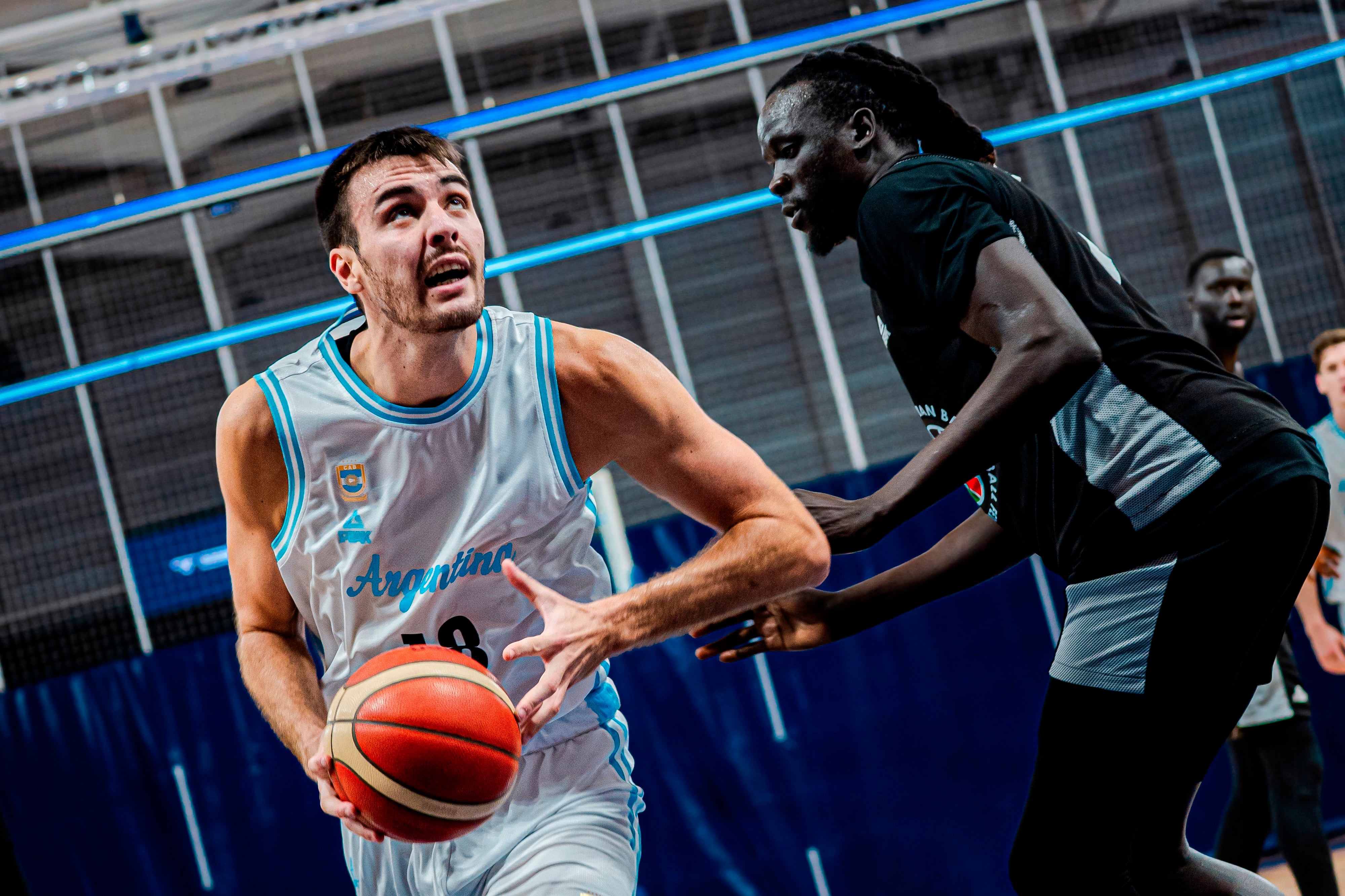 Gonzalo Bressán busca anotar bajo el aro