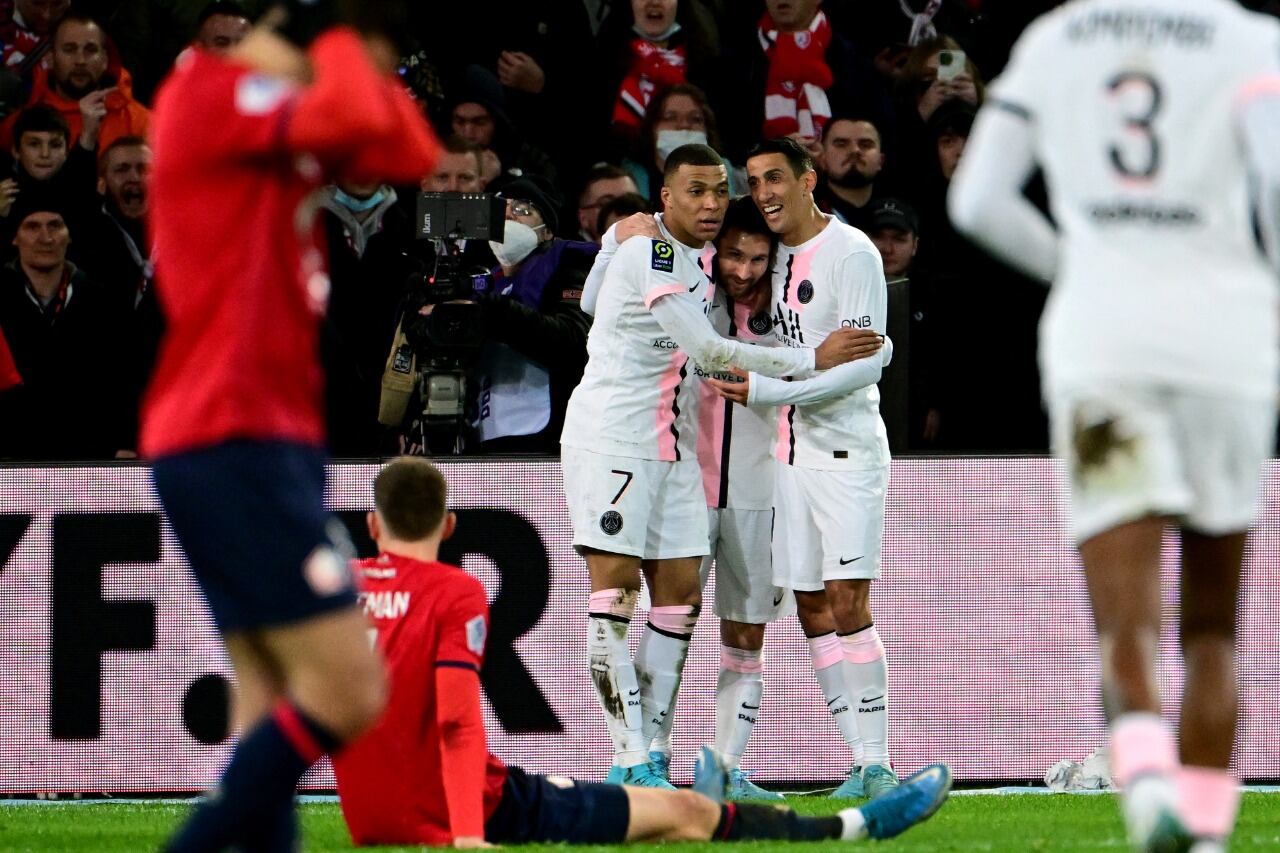 Messi festeja entre Mbappé y Di María