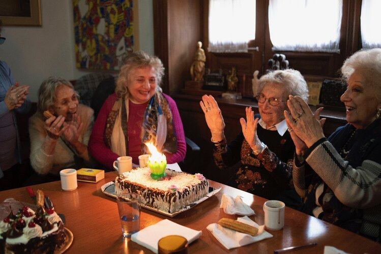 Rosa Roisinblit en un cumpleaños anterior. Este año, el festejo compartido se hace esperar por la pandemia.