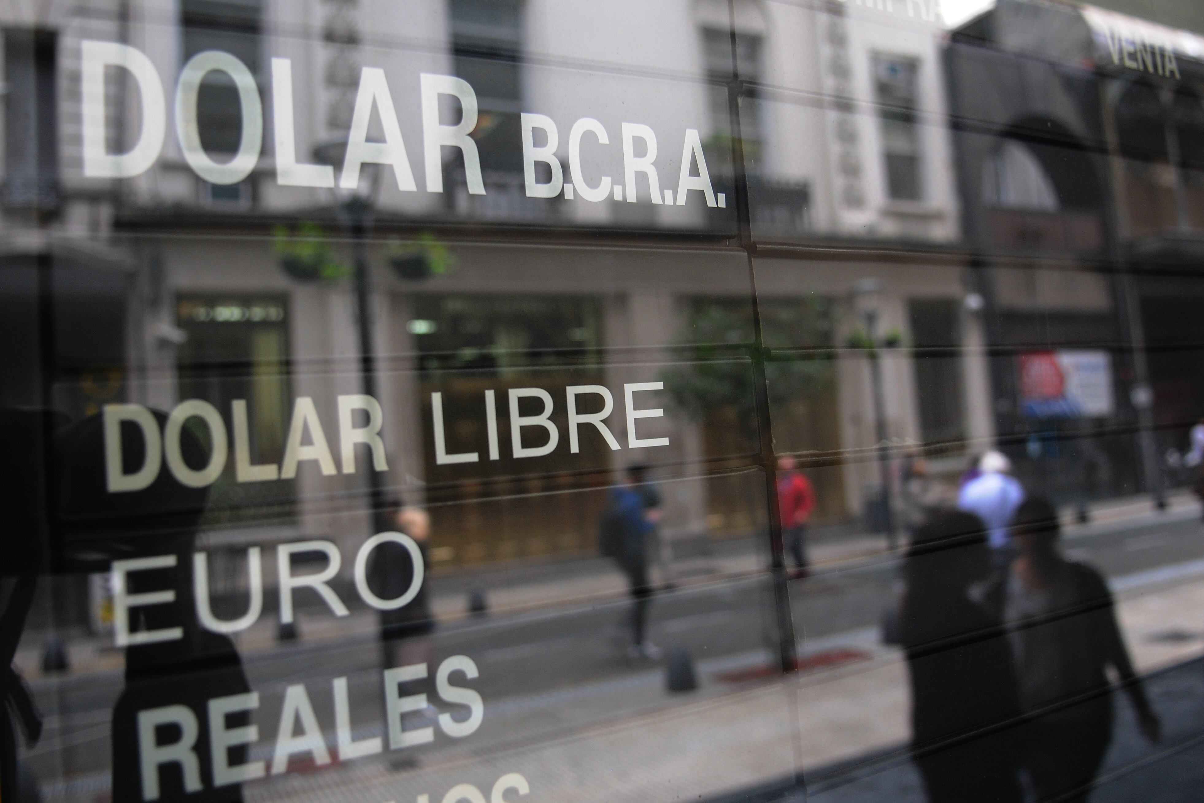 El dólar bursátil ya cotiza por encima de los 1370 pesos y sin techo 