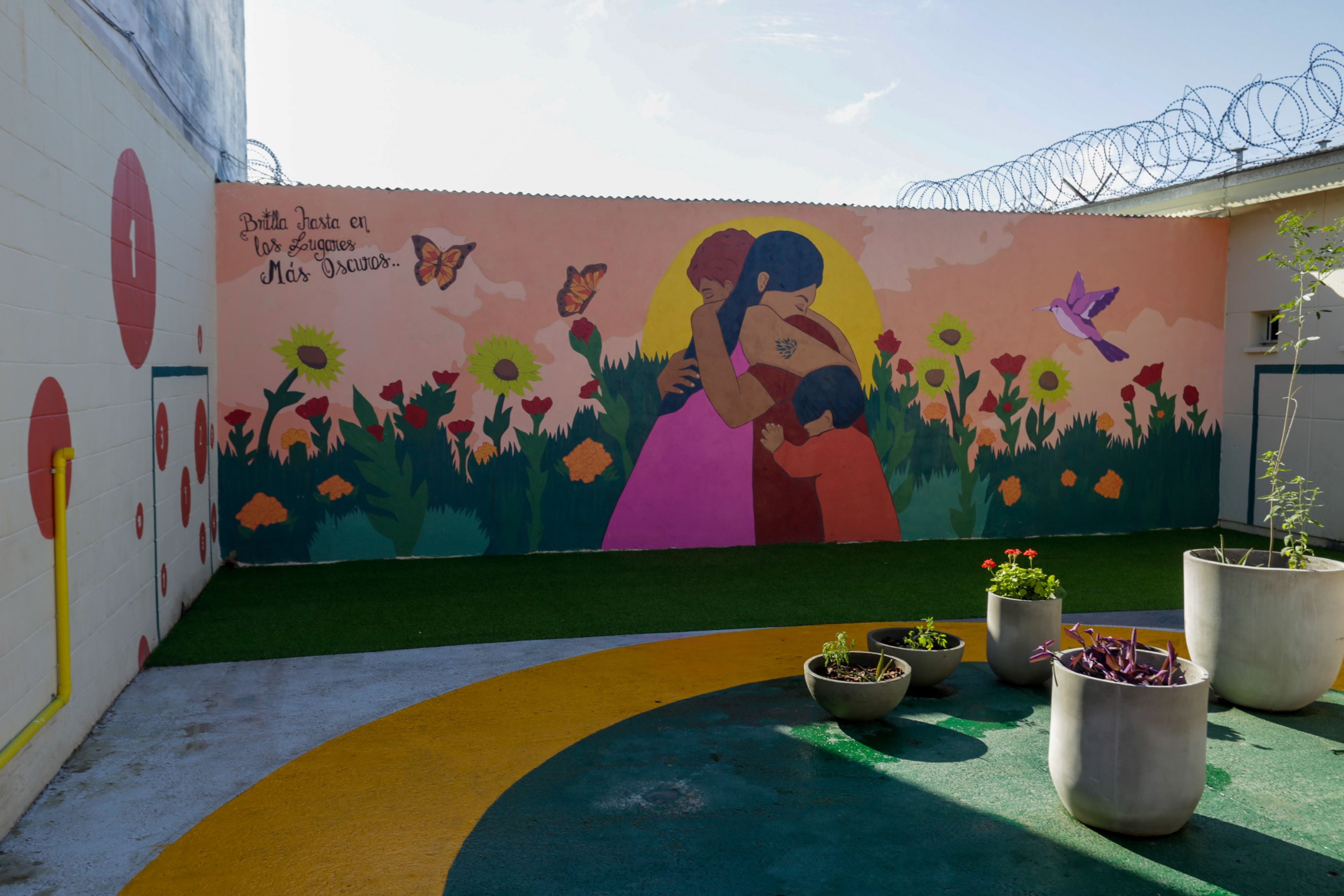 Los colores entraron al penal para que niños y niñas puedan jugar sin amenazas en la visita.