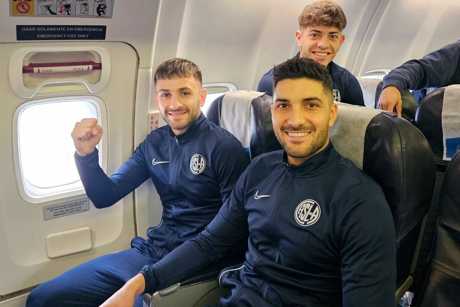 Confianza azulgrana en el vuelo que llevó al plantel a Colombia