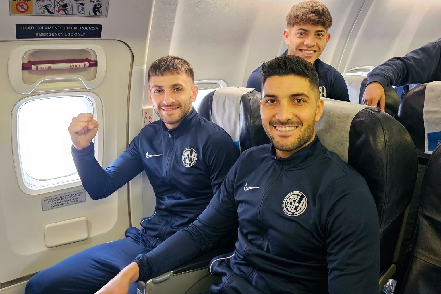 Confianza azulgrana en el vuelo que llevó al plantel a Colombia