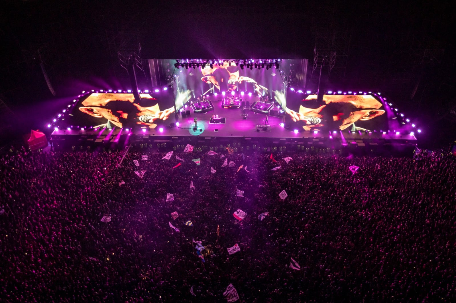 El Indio, en la pantalla. Los Fundamentalistas en el escenario.