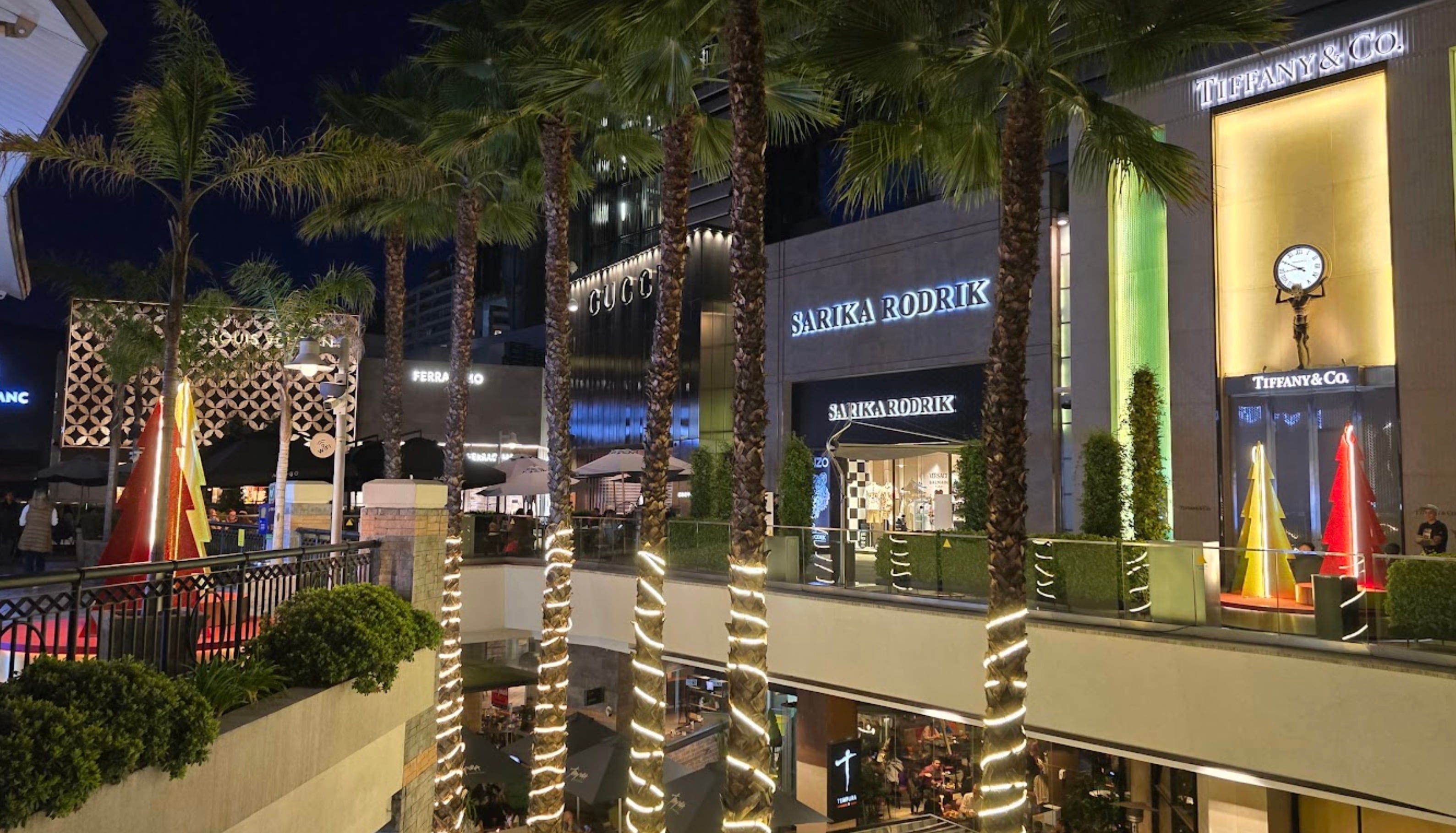 Los que pueden pagarse un ticket aéreo o bien tolerar las horas de viaje terrestre aprovechan para ir a Santiago de Chile.