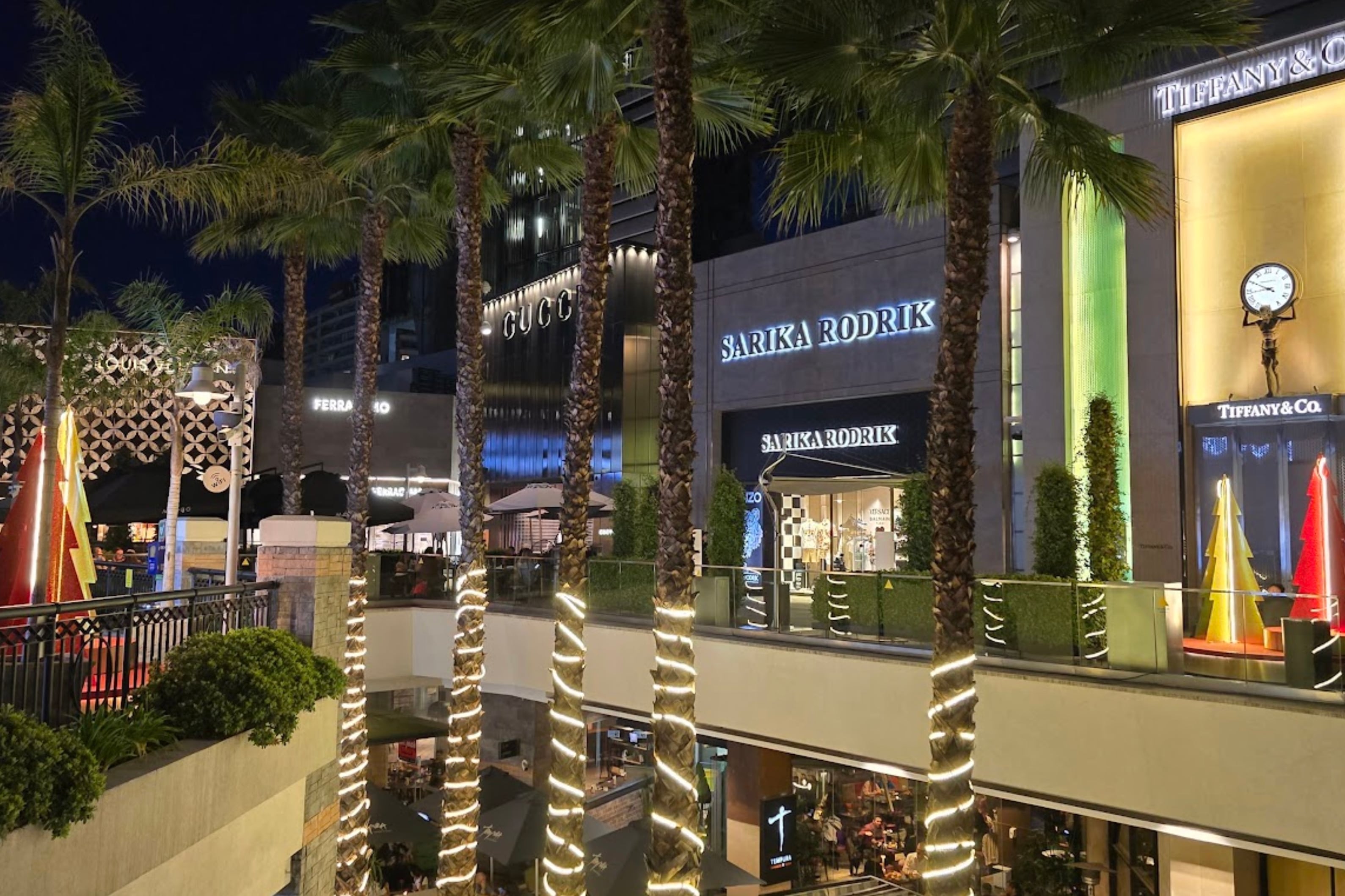 Los que pueden pagarse un ticket aéreo o bien tolerar las horas de viaje terrestre aprovechan para ir a Santiago de Chile.