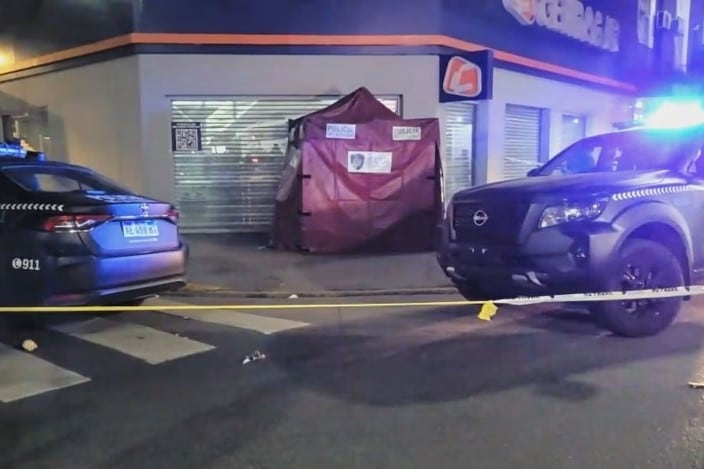 Murió un hombre apuñalado en la calle: su presunta pareja quedó detenida