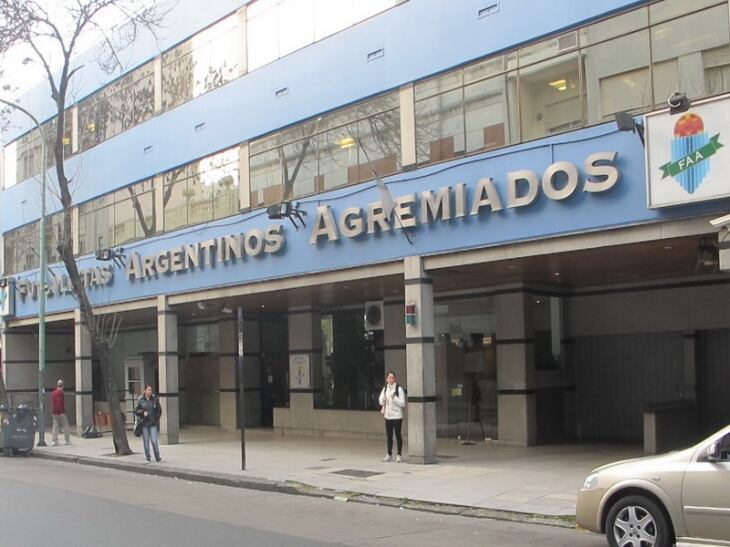 La sede del gremio de los futbolistas de la calle Salta.