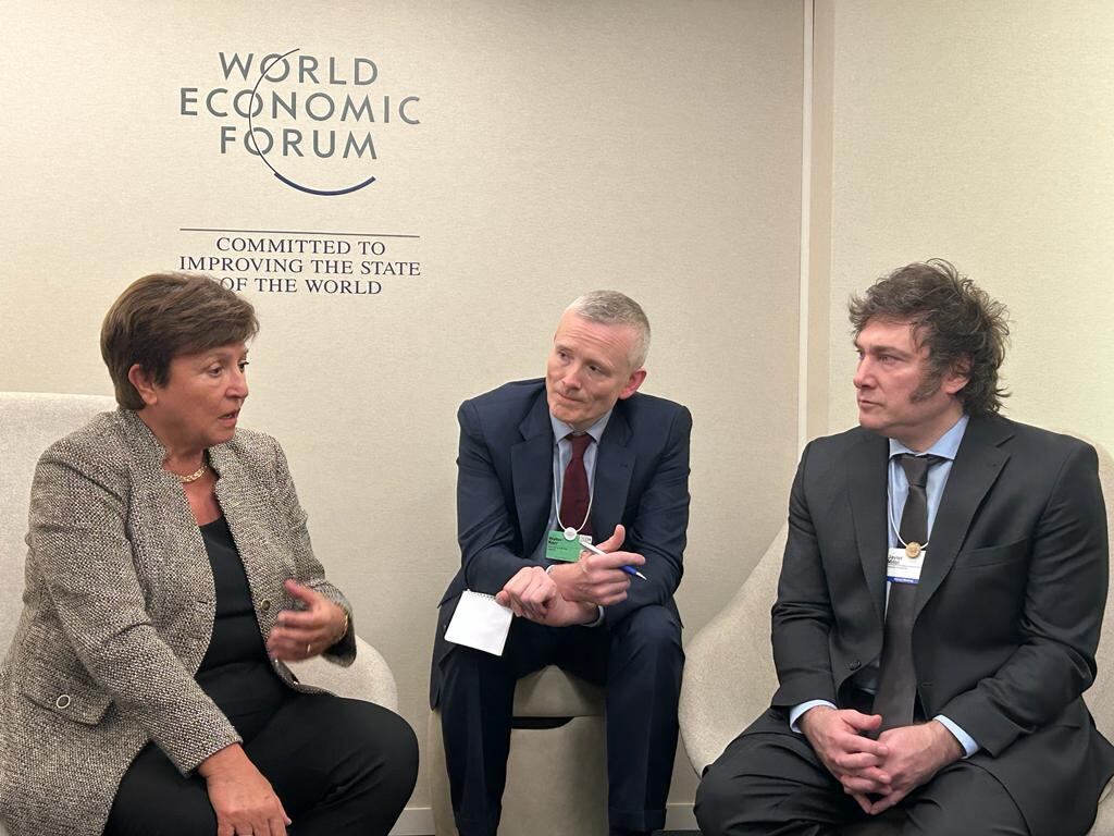 La directora gerenta del FMI, Kristalina Georgieva, conversando con el presidente Milei.