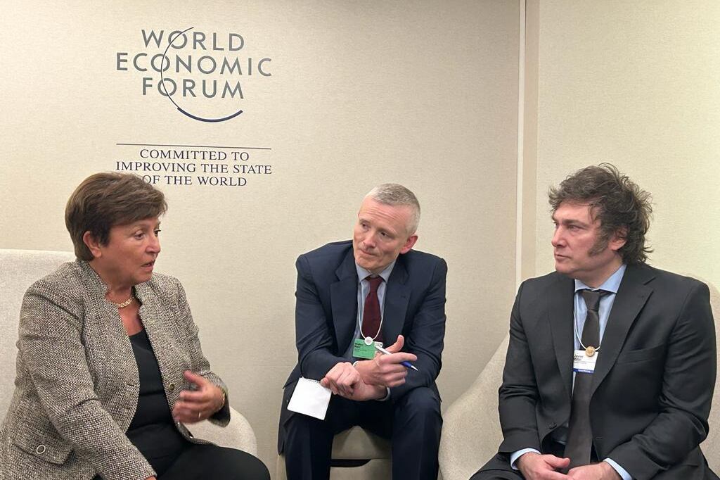 La directora gerenta del FMI, Kristalina Georgieva, conversando con el presidente Milei.