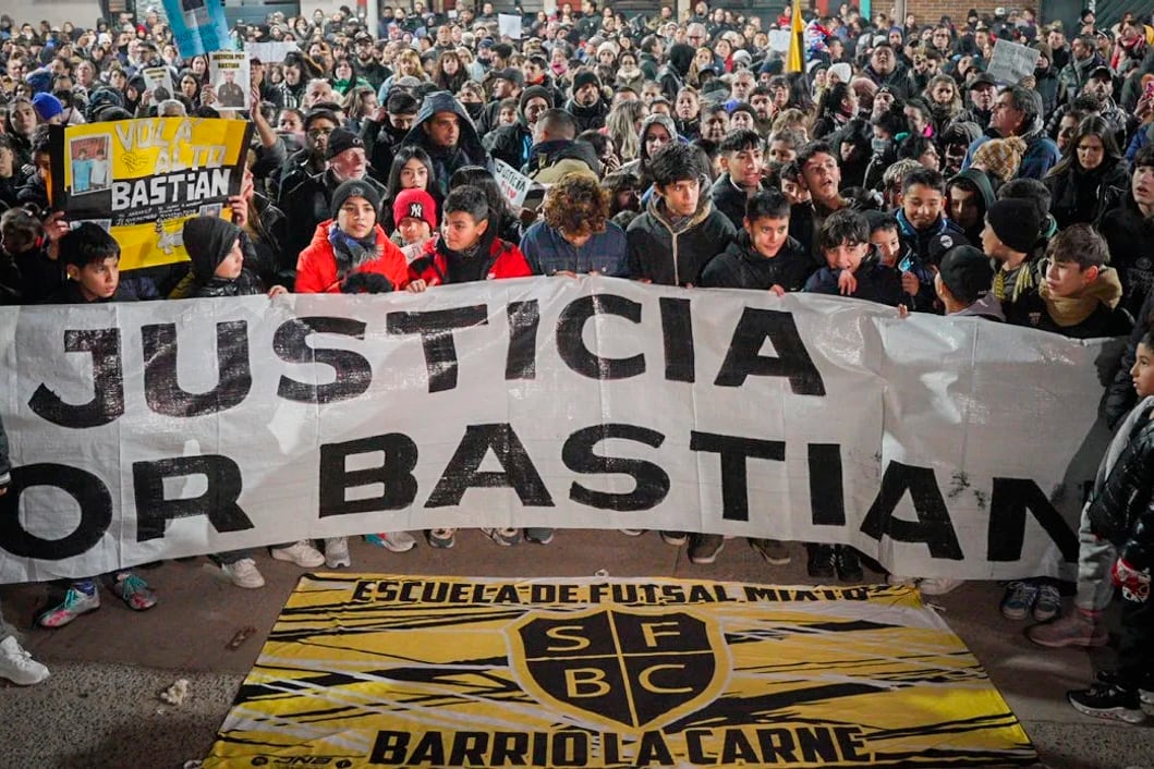 Familiares y amigos de Bastián piden justicia. 
