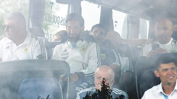 Claudio Tapia lejos de Jorge Sampaoli, cuando dejaban Bronnitsy.