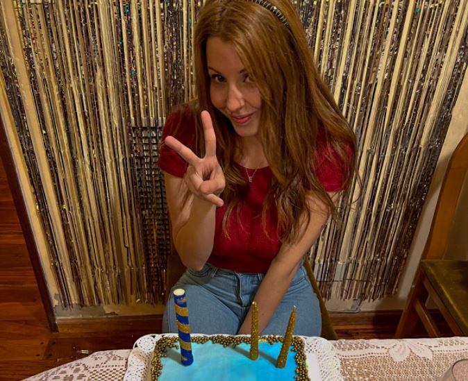 La cumpleañera, feliz con su torta. Imagen: @otramai