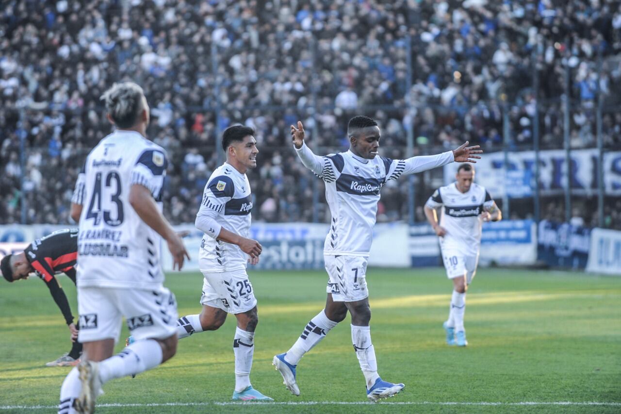 Carbonero festeja su gol, el primero de Gimnasia