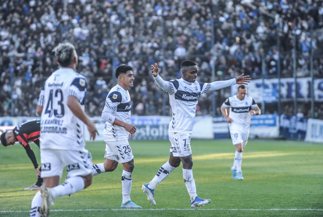 Carbonero festeja su gol, el primero de Gimnasia