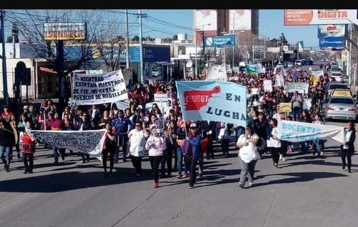 Marcha y ruidazo del sábado en Trelew de estudiantes, familiares y vecinos en apoyo a la lucha docente.