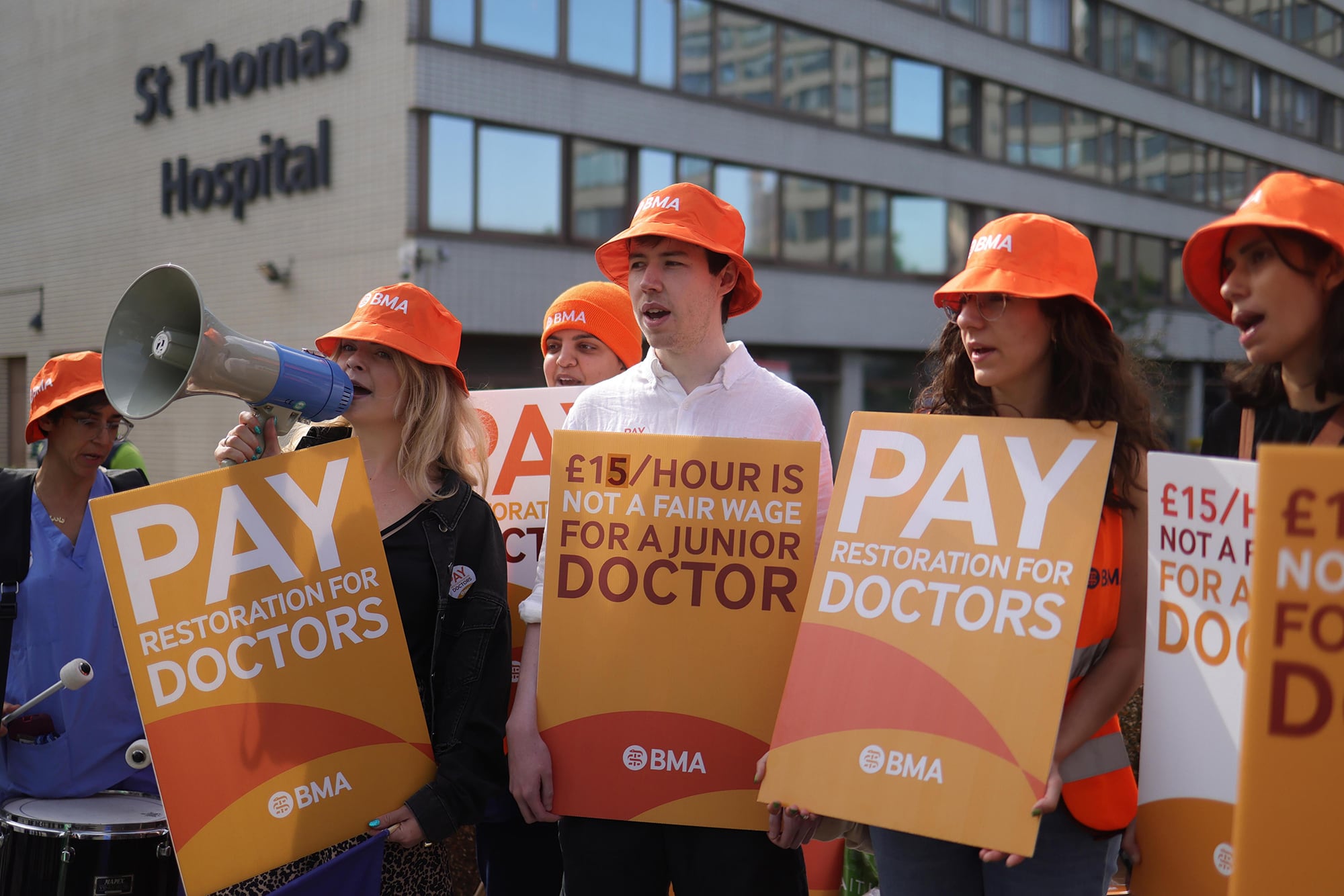  Médicos residentes se manifiestan frente al Hospital St. Thomas de Londres.