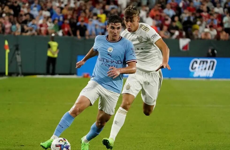 Julián Alvarez domina la pelota ante un rival.