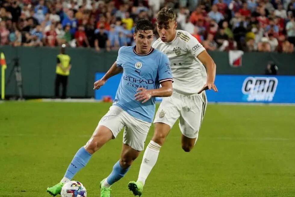 Julián Alvarez domina la pelota ante un rival.